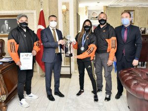 Vali Taşbilek Şampiyon Kickboksçu Azizoğlu’nu Kabul Etti