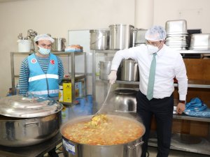 Akçaabat’ta Ramazan’da İhtiyaçlı Aileler İçin İftar Yemeği Hazırlanıyor