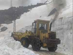 Şırnak’ta Ekipler, Nisan Ayında 5 Metre Kar İle Mücadele Ediyor