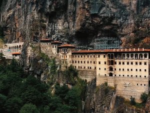 Sümela Manastırı’nda Ağır Kış Şartları Nedeniyle Duran Restorasyon Çalışmalarına Yeniden Başlandı