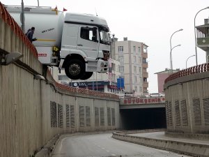 Samsun’da Park Halindeyken Hareket Eden Tanker Geçidin Üzerinde Asılı Kaldı