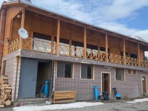 Artvin’deki Turistlik Yayla Evlerinde Hayvanat Bahçesini Aratmayan Görüntüler