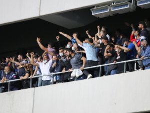 Sokağa Çıkma Yasağına Rağmen Binlerce Taraftar Tribüne Geldi!