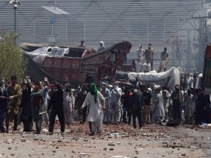 Pakistan’da Polis Göstericilere Ateş Açtı: 3 Ölü, 50 Yaralı