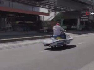 Jet Skiye Teker Taktı Otobana Çıktı