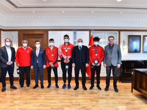 Şampiyon Sporculardan Başkan Zorluoğlu’na Ziyaret