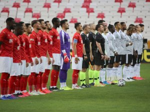 Sivasspor - Beşiktaş Maçında Işıklar Söndü, Maç Durdu