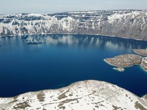Nemrut Krater Gölü’nün Karlı Görüntüsü Büyülüyor