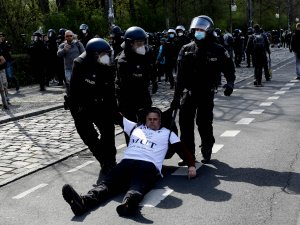 Berlin’de “Enfeksiyondan Koruma Yasası” Protestosu: 150’den Fazla Gözaltı