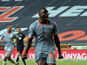 Başakşehir’de Demba Ba’nın Sözleşmesi Feshedildi