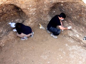 Bin 500 Yıllık Mezar Odası İş Makinesinin Tekerinin Batmasıyla Bulundu