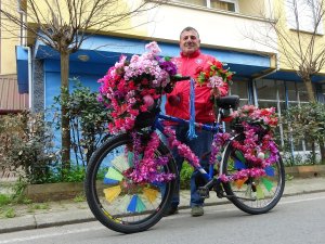 21 Bin Tl’lik Çiçek Dağıttı, Seçimi Yine Kaybetti