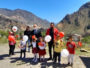 Artvin’de 23 Nisan Konvoyu Oluşturuldu, Şiir Ve Marşlarla Çocuklara Sürpriz Yapıldı