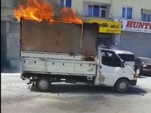 Giresun’da Kağıt Toplama Aracı Alev Alev Yandı