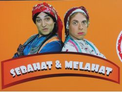 Erkek Oyuncular Kadın Kılığına Girdi, Film Çekmeye Hazırlandılar
