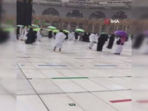 Kabe’de Sağanak Yağışa Rağmen Tavaf Devam Etti