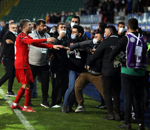 Rize'de Beşiktaş Maçı Sonrası İki Taraf Birbirine Girdi