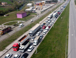 Karadeniz Sahil Yolu'nda "tam kapanma" öncesi trafik yoğunluğu arttı