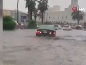 Suudi Arabistan’da Sele Yakalanan İnsanlar Dakikalarca Sürüklendi