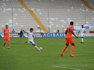 Süper Lig: Bb Erzurumspor: 1 - Medipol Başakşehir: 0 (İlk Yarı)
