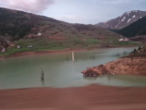 Gümüşhane’de Otomobil Bariyeri Olmayan Baraja Düştü: 1 Ölü, 1 Yaralı