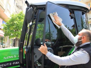 Arkadaşlarına Kızdı, Otomobilini Bırakıp Traktör Aldı