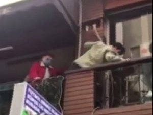 Polisi Görünce Kafenin Balkonundan Yan Balkona Böyle Kaçtılar