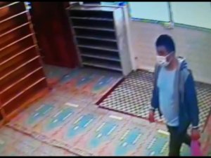 Kitap Okuyormuş Gibi Yaptı, Fitre Zarflarını Çaldı