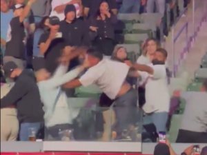 Boksörler Ringde, Taraftarlar Tribünde Yumruk Yumruğa
