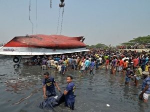 Bangladeş’te Sürat Teknesi İle Yük Gemisi Çarpıştı: 26 Ölü