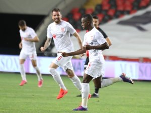 Max Gradel 10. Golünü Atmanın Sevincini Yaşadı