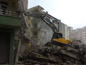 Rize'de Yıkılan Binanın Hafriyatı Yan Binadaki Evin Yatak Odasına Doldu