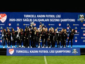 Turkcell Kadın Futbol Ligi’nin İlk Ödülü Sağlık Çalışanlarına