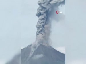 Endonezya’daki Sinabung Yanardağı Duman Ve Kül Püskürttü