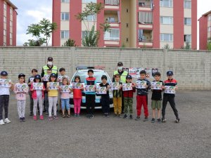 Jandarma Sürücüleri Bilgilendirdi, Çocukları Sevindirdi