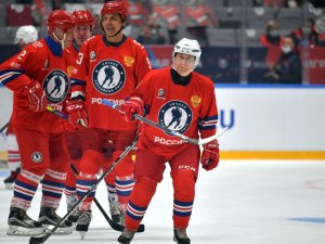 Putin, Buz Hokeyi Maçında 8 Sayı Birden Atarak Şov Yaptı
