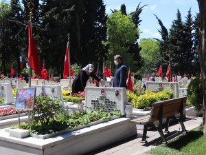 Edirnekapı Şehitliği’nde Hüzünlü Bayram Ziyareti