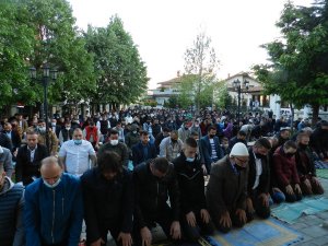 Kosova’da Covid-19 Gölgesinde Bayram Namazı Kılındı