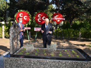 Devlet Bahçeli, Bayramın İlk Gününde Alparslan Türkeş’in Kabrini Ziyaret Etti