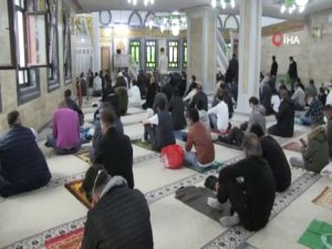 Almanya’da Müslümanlar Bayram Namazı İçin Camilere Akın Etti