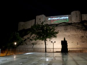 Tarihi Gaziantep Kalesi’ne Lazerler Filistin Bayrağı Yansıtıldı