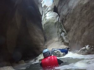 Dünyanın En Derin İkinci Kanyonunu Yüzerek Geçtiler