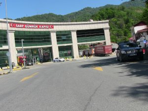 Tır Sürücülerinin Gözdesi Sarp Gümrük Kapısı’nda Geçişler İkiye Katlandı