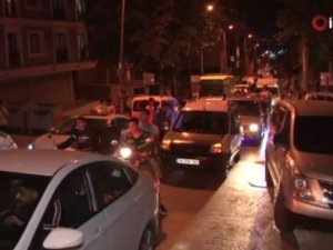 Beşiktaşlı Taraftarlar Küçükçekmece’de Sokaklara Döküldü