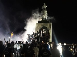İzmir Kordon’da Beşiktaş Kutlaması