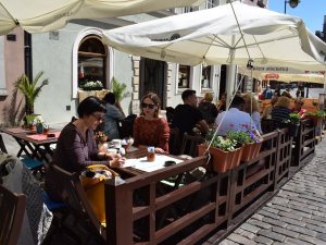 Polonya’da Halk Aylar Sonra Yeniden Açılan Restoranların Keyfini Çıkardı