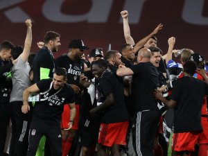 Beşiktaş 12 Yıl Sonra Çifte Kupayı Müzesine Götürdü