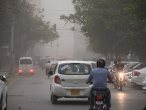 Pakistan’da Kum Fırtınasının Etkileri Devam Ediyor