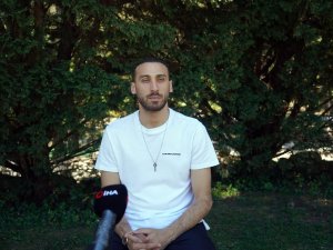 Cenk Tosun’dan Futbolu Beşiktaş’ta Bırakma Cevabı: "Burası Benim Evim. Neden Olmasın?"