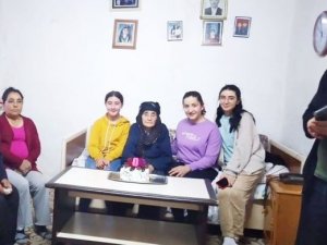 100 Yaşına Giren Esme Nine İlk Kez Doğum Günü Kutladı